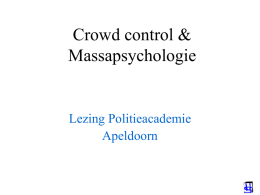 Crowd control & Massapsychologie  Lezing Politieacademie Apeldoorn Een massa bestaat uit veel dyades, of triades, uit groepjes dus.